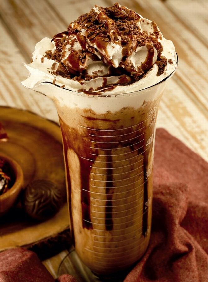 Trufaccino, uma das sobremesas exclusivas: trufa tradicional, calda
de chocolate, leite vaporizado, café lungo forte, frapê sabor baunilha e gelato de chocolate. Pode ser servido com ou sem café. Foto: Divulgação Trufaccino, uma das sobremesas exclusivas: trufa tradicional, calda
de chocolate, leite vaporizado, café lungo forte, frapê sabor baunilha e gelato de chocolate. Pode ser servido com ou sem café. Foto: Divulgação
