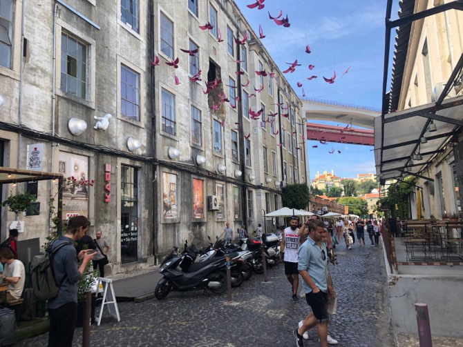 Antiga fábrica de Lisboa hoje dá vida a centro criativo com dezenas de opções gastronômicas e comerciais. Foto: Anderson Hartmann/Gazeta do Povo. Antiga fábrica de Lisboa hoje dá vida a centro criativo com dezenas de opções gastronômicas e comerciais. Foto: Anderson Hartmann/Gazeta do Povo.