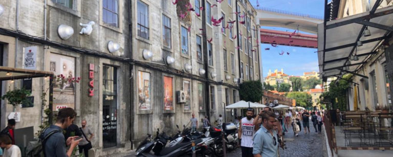 Antiga fábrica de Lisboa hoje dá vida a centro criativo com dezenas de opções gastronômicas e comerciais. Foto: Anderson Hartmann/Gazeta do Povo.