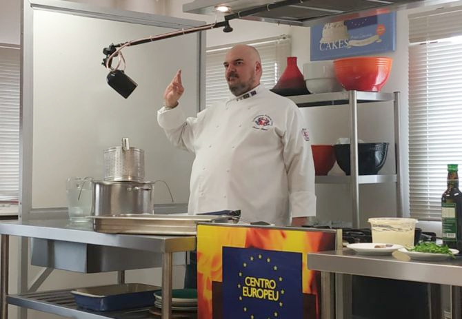 Bruno Stippe, chef e mestre em cozinha italiana, durante aula no Centro Europeu. Foto: Marina Mori / Gazeta do Povo Bruno Stippe, chef e mestre em cozinha italiana, durante aula no Centro Europeu. Foto: Marina Mori / Gazeta do Povo