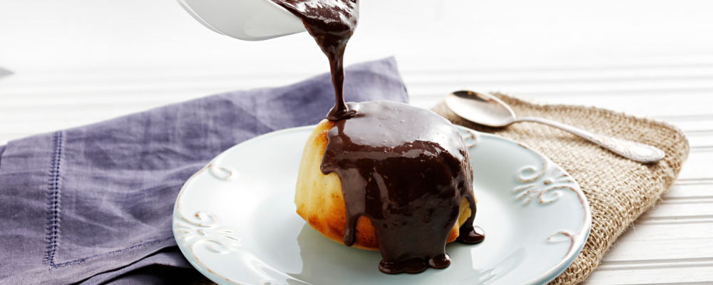 Bolo vulcão de limão da Doce Miúdo com cobertura de brigadeiro tradicional. Foto: Alexandre Mazzo/ Gazeta do Povo. 