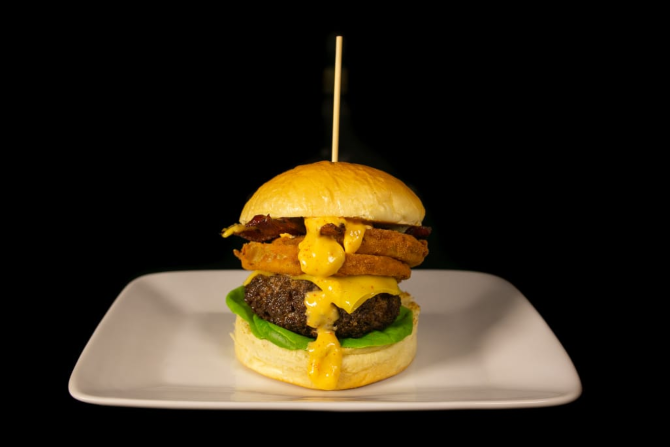 Hambúrguer Comboy From Hell, do Polpetta, em Blumenau. Foto: Divulgação. Hambúrguer Comboy From Hell, do Polpetta, em Blumenau. Foto: Divulgação.