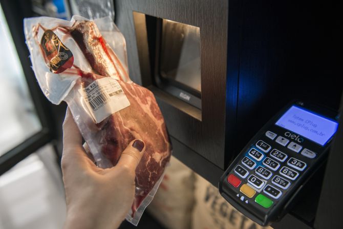 No novo sistema, a compra é feita pelo próprio consumidor. Foto: Letícia Akemi / Gazeta do Povo No novo sistema, a compra é feita pelo próprio consumidor. Foto: Letícia Akemi / Gazeta do Povo