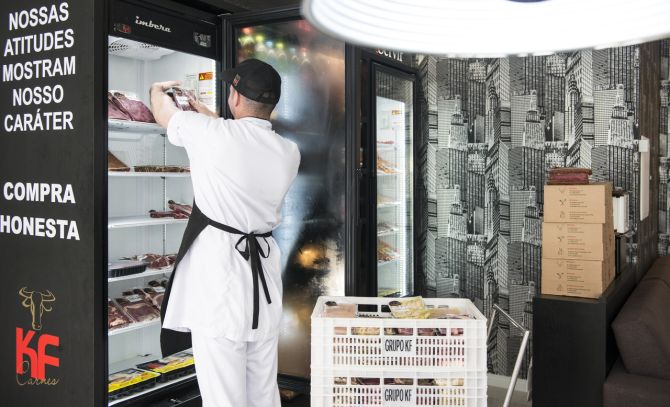 A reposição dos produtos é feita pelo menos duas vezes na semana. Foto: Letícia Akemi / Gazeta do Povo A reposição dos produtos é feita pelo menos duas vezes na semana. Foto: Letícia Akemi / Gazeta do Povo