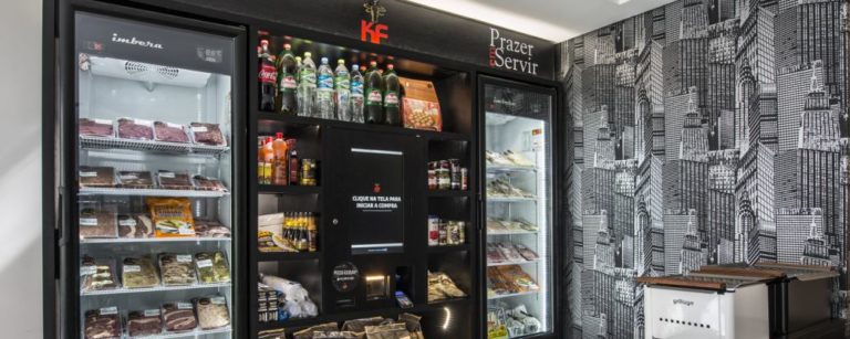 Sistema de autosserviço da KF Grill em condomínio de apartamentos em Curitiba. Foto: Letícia Akemi / Gazeta do Povo