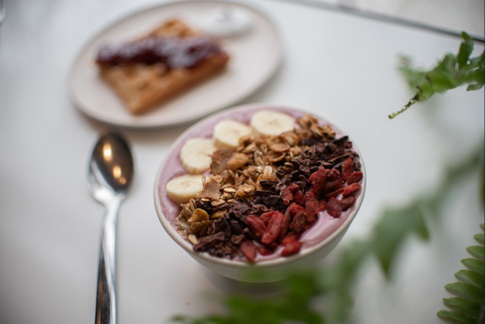 Cumbuca de amora, cuja base é parecida ao smoothie e servida com banana fresca e goji berry. Foto: Fernanda Santos/Divulgação Cumbuca de amora, cuja base é parecida ao smoothie e servida com banana fresca e goji berry. Foto: Fernanda Santos/Divulgação