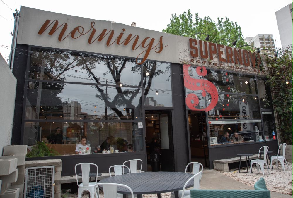 Fachada do Mornings e Supernova, operações que compartilham o mesmo salão. Foto: Fernanda Santos/Divulgação Fachada do Mornings e Supernova, operações que compartilham o mesmo salão. Foto: Fernanda Santos/Divulgação
