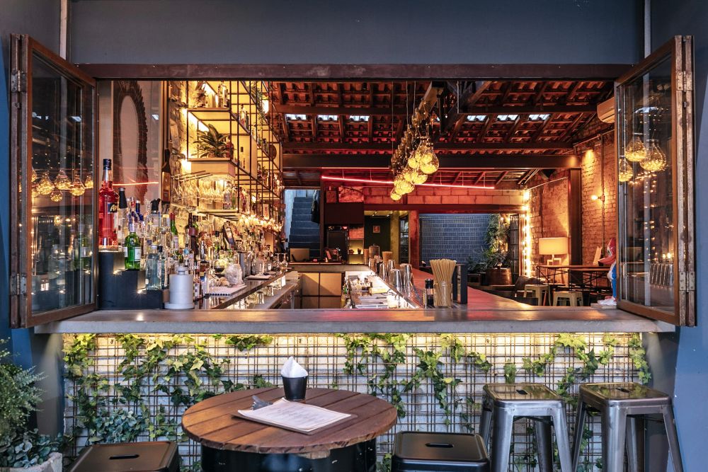 Parte do balcão do Guilhotina Bar, eleito o 15º melhor bar do mundo em 2019. Foto: Bruno Contin/Divulgação Parte do balcão do Guilhotina Bar, eleito o 15º melhor bar do mundo em 2019. Foto: Bruno Contin/Divulgação