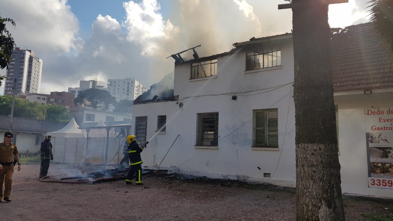 Bombeiros apagam fogo do restaurante Dedo de Moça, no Alto da XV. Foto: Mellanie Anversa/Gazeta do Povo Bombeiros apagam fogo do restaurante Dedo de Moça, no Alto da XV. Foto: Mellanie Anversa/Gazeta do Povo