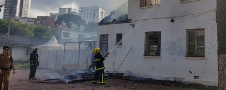 Bombeiros apagam fogo do restaurante Dedo de Moça, no Alto da XV. Foto: Mellanie Anversa/Gazeta do Povo