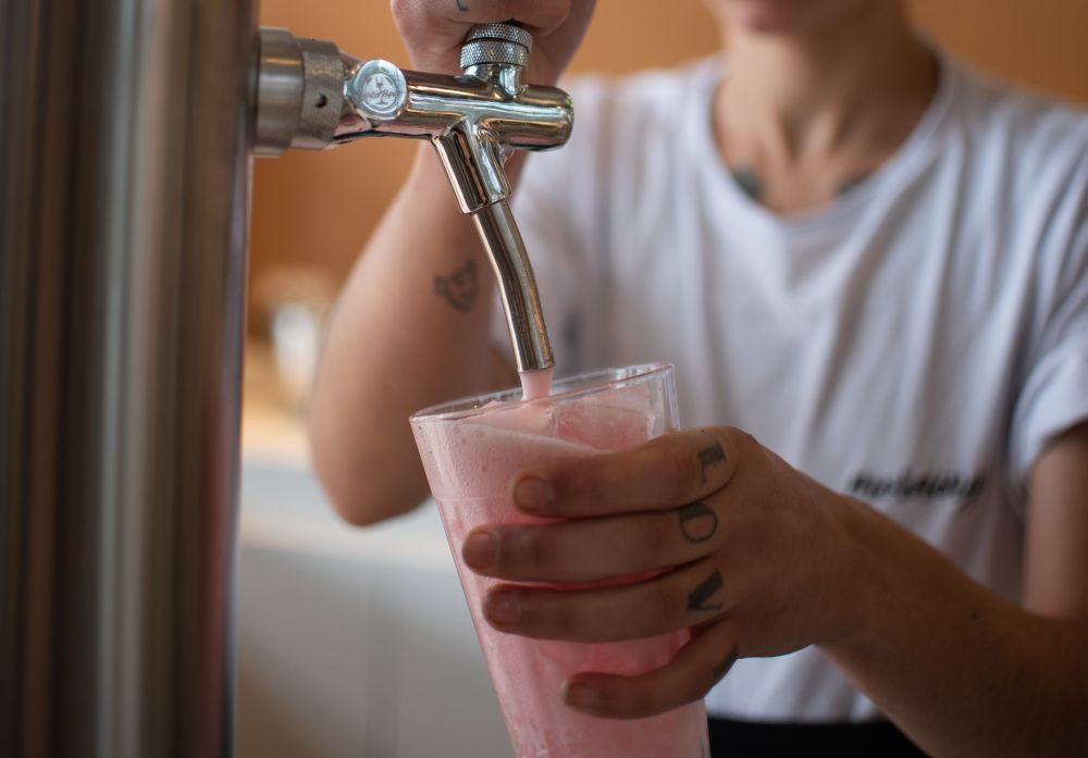 Kombucha na torneira, do Mornings, restaurante que serve apenas preparos de café da manhã. O gás acrescenta textura à bebida. Foto: Fernanda Santos/Divulgação Kombucha na torneira, do Mornings, restaurante que serve apenas preparos de café da manhã. O gás acrescenta textura à bebida. Foto: Fernanda Santos/Divulgação