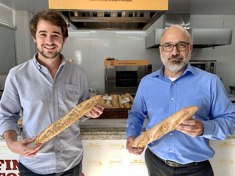Adriá Cortes, representante da Bellsolà, e Ozeias Oliveira, da Gold Food Service, importam oito toneladas de pães mensalmente ao Paraná. Foto: Guilherme Grandi/Gazeta do Povo. Adriá Cortes, representante da Bellsolà, e Ozeias Oliveira, da Gold Food Service, importam oito toneladas de pães mensalmente ao Paraná. Foto: Guilherme Grandi/Gazeta do Povo.