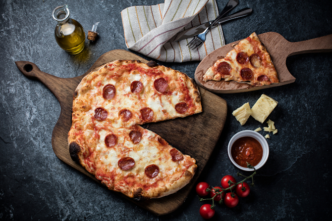 A New York style é
crocante, mas maleável o suficiente para ser dobrada ao meio. Lembra
muito a pizza brasileira, exceto pelas bordas menores e pelos recheios menos criativos. Foto: Alexandre Mazzo/ Gazeta do Povo. A New York style é
crocante, mas maleável o suficiente para ser dobrada ao meio. Lembra
muito a pizza brasileira, exceto pelas bordas menores e pelos recheios menos criativos. Foto: Alexandre Mazzo/ Gazeta do Povo.