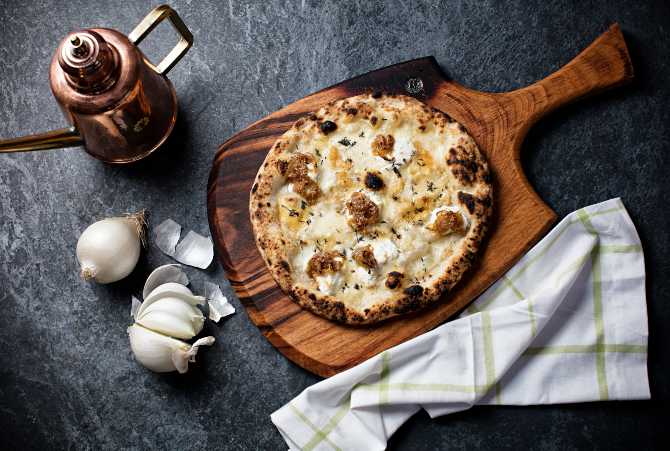 A napolitana tem massa
fina, maleável e bordas altas e ocas. Na foto, a pizza Cippola, ao estilo napolitano,
invenção do chef Jorge
Mariano, do Madá Pizza e Vinho. Foto: Alexandre Mazzo/ Gazeta do Povo A napolitana tem massa
fina, maleável e bordas altas e ocas. Na foto, a pizza Cippola, ao estilo napolitano,
invenção do chef Jorge
Mariano, do Madá Pizza e Vinho. Foto: Alexandre Mazzo/ Gazeta do Povo