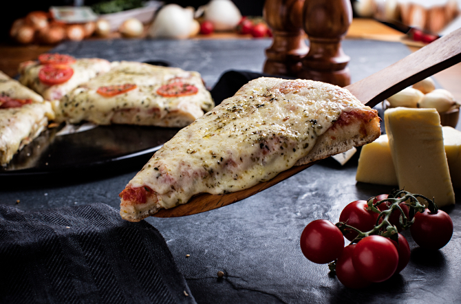 Alta e macia, o
preparo da Pizza
Itália lembra a
receita siciliana,
cuja massa fica
esponjosa por
conta da
fermentação
dupla e da maior
proporção de
fermento. Foto: Alexandre Mazzo/ Gazeta do Povo. Alta e macia, o
preparo da Pizza
Itália lembra a
receita siciliana,
cuja massa fica
esponjosa por
conta da
fermentação
dupla e da maior
proporção de
fermento. Foto: Alexandre Mazzo/ Gazeta do Povo.