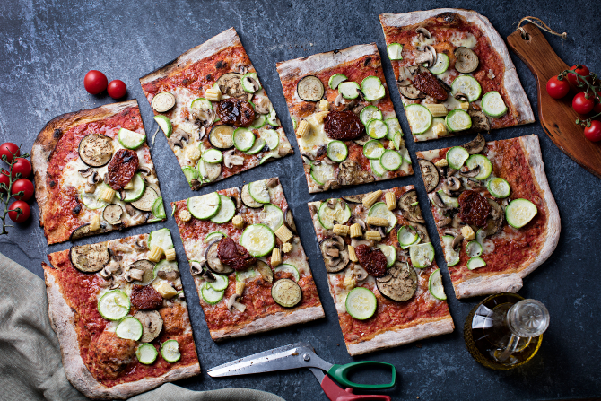Al taglio é como se chamam
as pizzas servidas em fatias
na Itália. Em Curitiba, o Pizza
trouxe a pizza estilo romana,
mais crocante e com pouca
borda, para o taglio. Foto: Alexandre Mazzo/ Gazeta do Povo. Al taglio é como se chamam
as pizzas servidas em fatias
na Itália. Em Curitiba, o Pizza
trouxe a pizza estilo romana,
mais crocante e com pouca
borda, para o taglio. Foto: Alexandre Mazzo/ Gazeta do Povo.