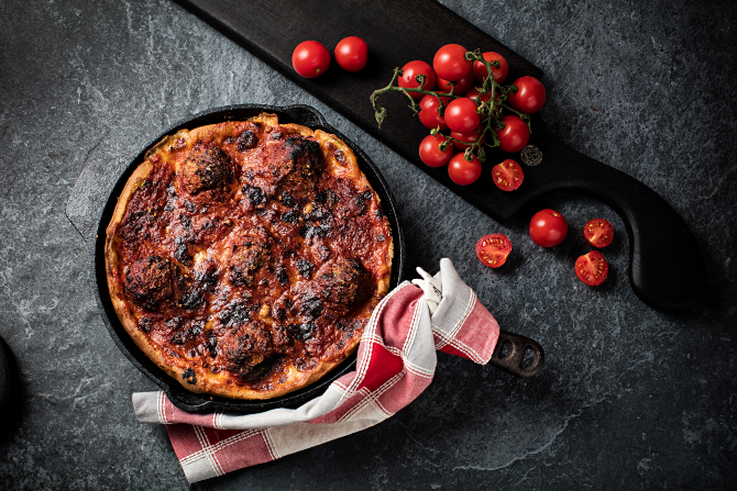 A famosa pizza de Chicago leva dois tipos de farinha e
gordura na massa para que
ela fique firme e selada. No
interior, uma camada alta
de cobertura que começa
pelo queijo, para depois
receber o molho de tomate. Foto: Alexandre Mazzo/ Gazeta do Povo. A famosa pizza de Chicago leva dois tipos de farinha e
gordura na massa para que
ela fique firme e selada. No
interior, uma camada alta
de cobertura que começa
pelo queijo, para depois
receber o molho de tomate. Foto: Alexandre Mazzo/ Gazeta do Povo.
