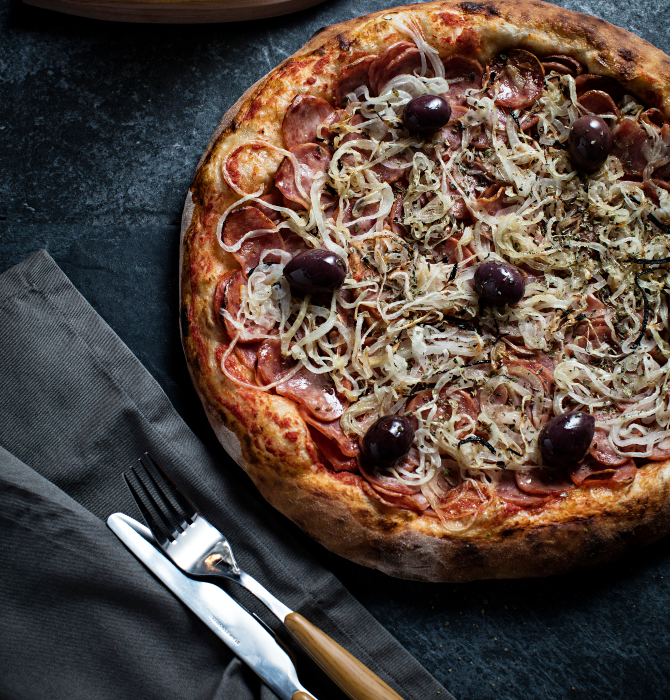 A massa brasileira tem
espessura média, além de
bordas crocantes e
homogêneas.Ao lado, a
típica pizza paulistana,
servida na Mercearia
Bresser. Foto: Alexandre Mazzo/ Gazeta do Povo. A massa brasileira tem
espessura média, além de
bordas crocantes e
homogêneas.Ao lado, a
típica pizza paulistana,
servida na Mercearia
Bresser. Foto: Alexandre Mazzo/ Gazeta do Povo.