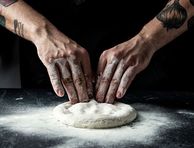 Abrir a massa
com as mãos é um
processo mais delicado
que, ao contrário do rolo, não
compacta tanto as redes de
glúten formadas durante a
fermentação, deixando a
massa mais macia. Foto: Letícia Akemi/ Gazeta do Povo. Abrir a massa
com as mãos é um
processo mais delicado
que, ao contrário do rolo, não
compacta tanto as redes de
glúten formadas durante a
fermentação, deixando a
massa mais macia. Foto: Letícia Akemi/ Gazeta do Povo.