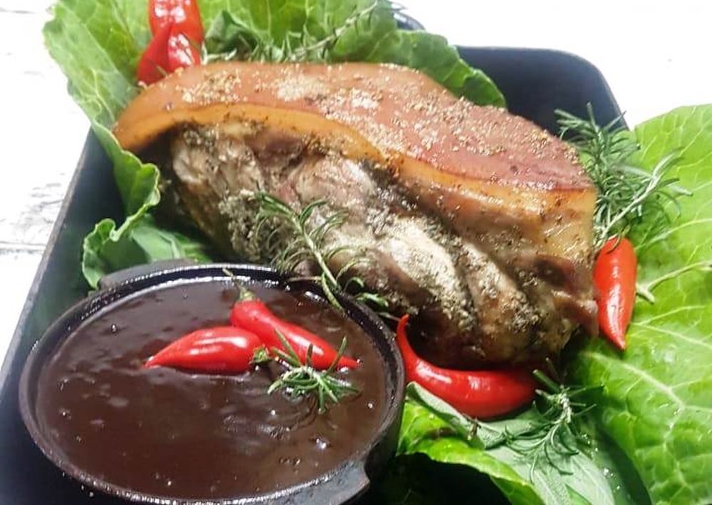 Pernil ao molho de rapadura do restaurante Dedo de Moça, finalista do concurso O Quilo é Nosso, da Abrasel. Foto: Divulgação Pernil ao molho de rapadura do restaurante Dedo de Moça, finalista do concurso O Quilo é Nosso, da Abrasel. Foto: Divulgação