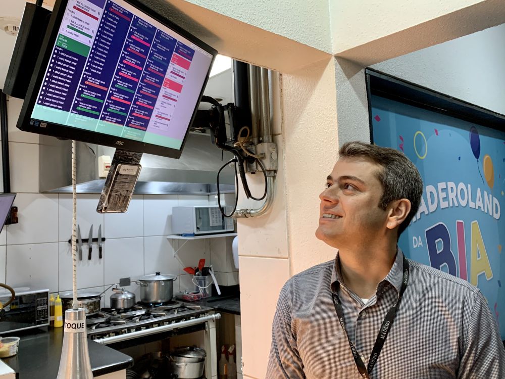 Rafael Mello, do Madero, conta que foi desenvolvido um sistema próprio de automação de pedidos e preparos. Foto: Guilherme Grandi/Gazeta do Povo. Rafael Mello, do Madero, conta que foi desenvolvido um sistema próprio de automação de pedidos e preparos. Foto: Guilherme Grandi/Gazeta do Povo.