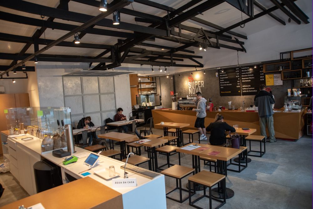 Mornings divide salão com a cafeteria Supernova, que serve os cafés. Foto: Fernanda Santos/Divulgação Mornings divide salão com a cafeteria Supernova, que serve os cafés. Foto: Fernanda Santos/Divulgação
