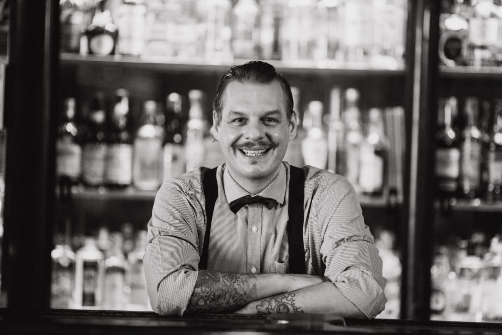 Spencer Amareno, bartender do Frank Bar, que funciona dentro do Hotel Maksoud Plaza. Foto: Divulgação Spencer Amareno, bartender do Frank Bar, que funciona dentro do Hotel Maksoud Plaza. Foto: Divulgação