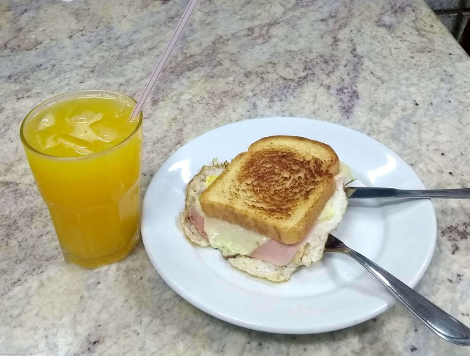 Torrada com ovo e suco natural de laranja do Lanchera. Foto: Divulgação. Torrada com ovo e suco natural de laranja do Lanchera. Foto: Divulgação.