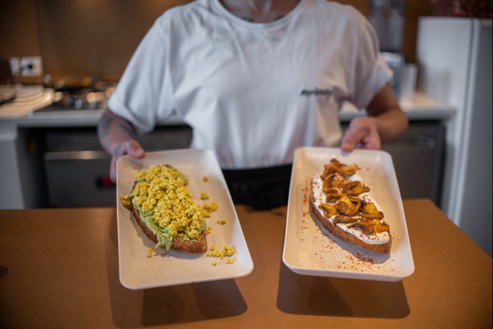 As torradas do Mornings são feitas com pão de trigo orgânico da padaria Maçã e podem ter coberturas doces ou salgadas. Na foto, com abacate e tofu mexido à esquerda e com requeijão de castanha de caju e cogumelos Paris no azeite à direita. Foto: Fernanda Santos/Divulgação As torradas do Mornings são feitas com pão de trigo orgânico da padaria Maçã e podem ter coberturas doces ou salgadas. Na foto, com abacate e tofu mexido à esquerda e com requeijão de castanha de caju e cogumelos Paris no azeite à direita. Foto: Fernanda Santos/Divulgação