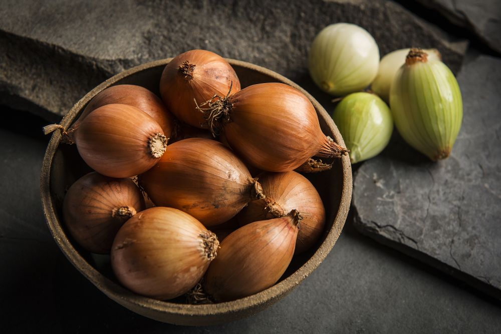 A cebola amarela é a mais utilizada e também a mais recomendada para ter sempre em casa. Foto: Letícia Akemi/Gazeta do Povo A cebola amarela é a mais utilizada e também a mais recomendada para ter sempre em casa. Foto: Letícia Akemi/Gazeta do Povo