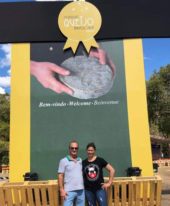 O casal Valdeir e Márcia Martins em Araxá, Minas Gerais. Foi durante o concurso que seu queijo precioso recebeu medalha Super Ouro. Foto: Arquivo pessoal O casal Valdeir e Márcia Martins em Araxá, Minas Gerais. Foi durante o concurso que seu queijo precioso recebeu medalha Super Ouro. Foto: Arquivo pessoal