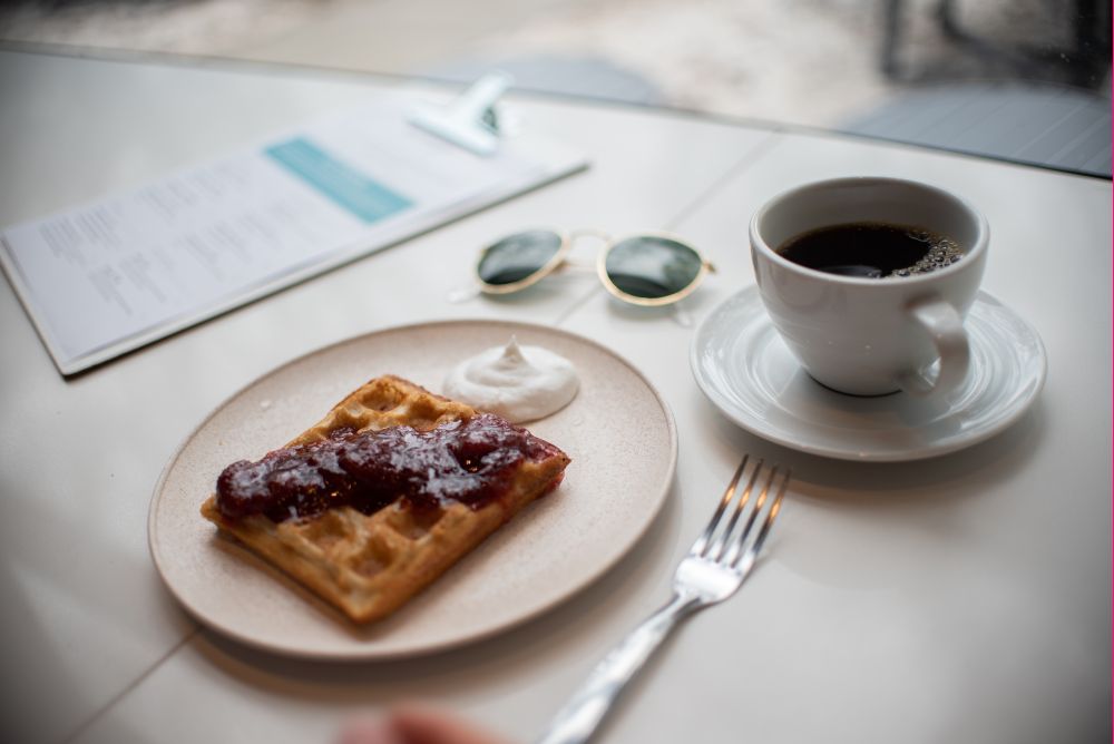 Waffle do Mornings, servido com uma opção de cobertura. Foto: Fernanda Santos/Divulgação Waffle do Mornings, servido com uma opção de cobertura. Foto: Fernanda Santos/Divulgação