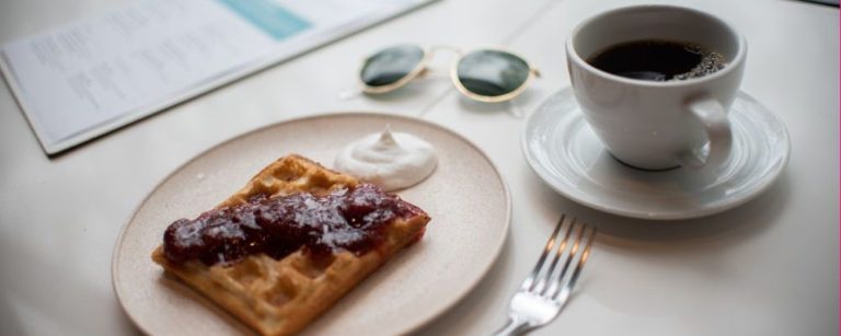 Waffle do Mornings, servido com uma opção de cobertura. Foto: Fernanda Santos/Divulgação