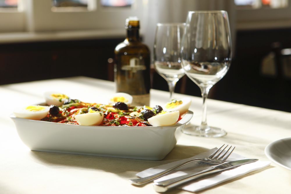 O azeite de oliva extra virgem é o coringa da cozinha, vai bem com qualquer preparo de bacalhau. Foto: André Rodrigues/Gazeta do Povo. O azeite de oliva extra virgem é o coringa da cozinha, vai bem com qualquer preparo de bacalhau. Foto: André Rodrigues/Gazeta do Povo.