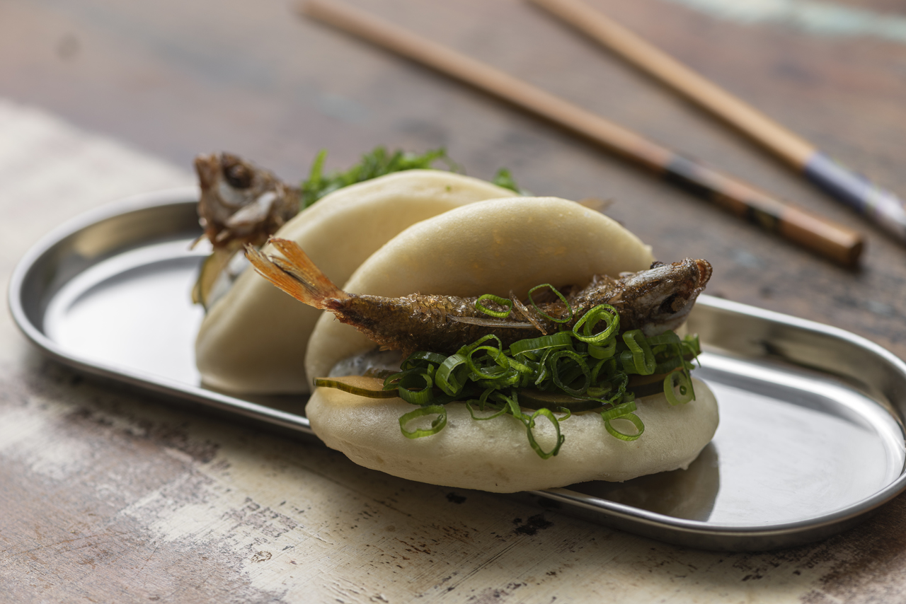 Bao de lambari frito com maionese de alga e sunomono de pepino. Foto: Fernando Zequinão/Gazeta do Povo Bao de lambari frito com maionese de alga e sunomono de pepino. Foto: Fernando Zequinão/Gazeta do Povo