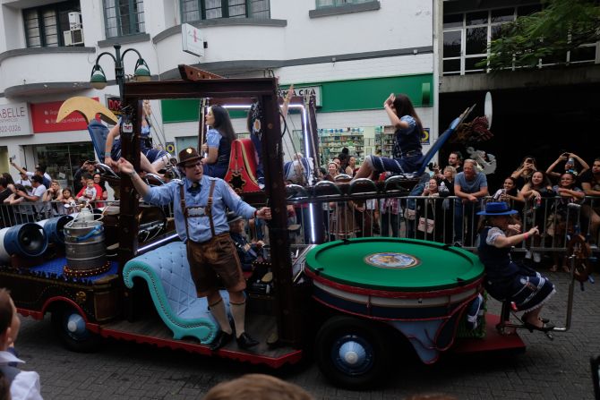 Animação em frente ao bar em clima de Oktoberfest. Foto: Divulgação Animação em frente ao bar em clima de Oktoberfest. Foto: Divulgação