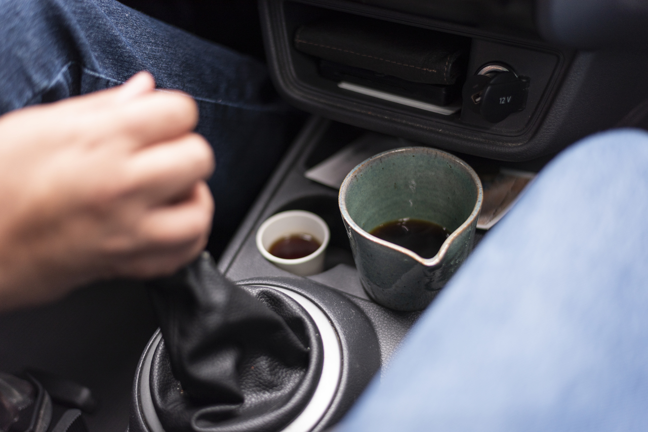 O café é mantido em uma cerâmica, no console do carro, e a cada nova corrida, Caio passa um novo café. Foto: Fernando Zequinão/Gazeta do Povo O café é mantido em uma cerâmica, no console do carro, e a cada nova corrida, Caio passa um novo café. Foto: Fernando Zequinão/Gazeta do Povo
