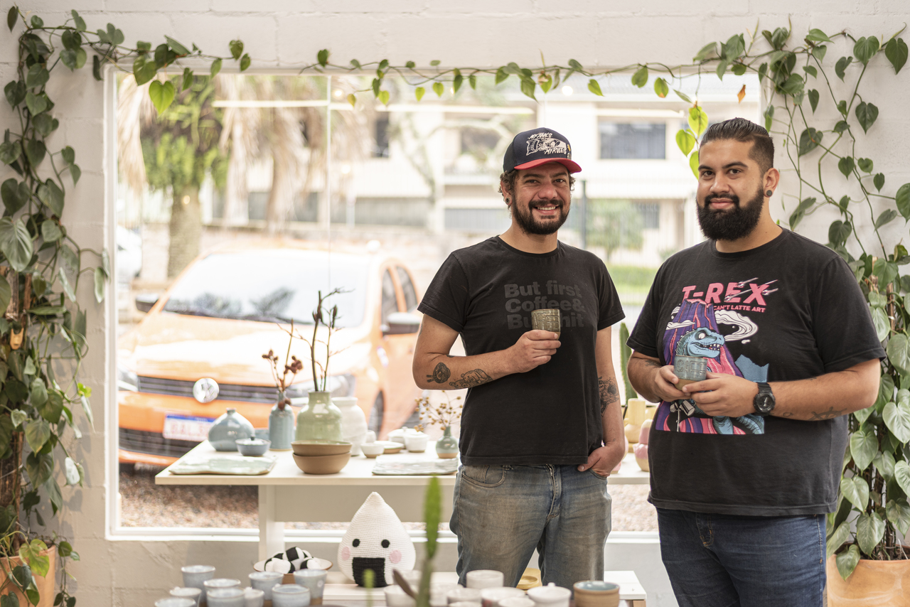 Os irmãos Cauê e Caio no ateliê e loja da En Torno Cerâmica, um dos pontos de apoio em que Caio reabastece a garrafa térmica. Foto: Fernando Zequinão/Gazeta do Povo Os irmãos Cauê e Caio no ateliê e loja da En Torno Cerâmica, um dos pontos de apoio em que Caio reabastece a garrafa térmica. Foto: Fernando Zequinão/Gazeta do Povo