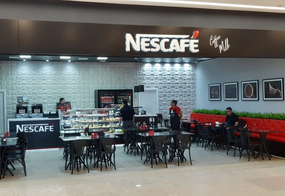 A arquitetura padrão de uma cafeteria parceira da marca Nescafé em um shopping center de Porto Alegre. Foto: divulgação. A arquitetura padrão de uma cafeteria parceira da marca Nescafé em um shopping center de Porto Alegre. Foto: divulgação.