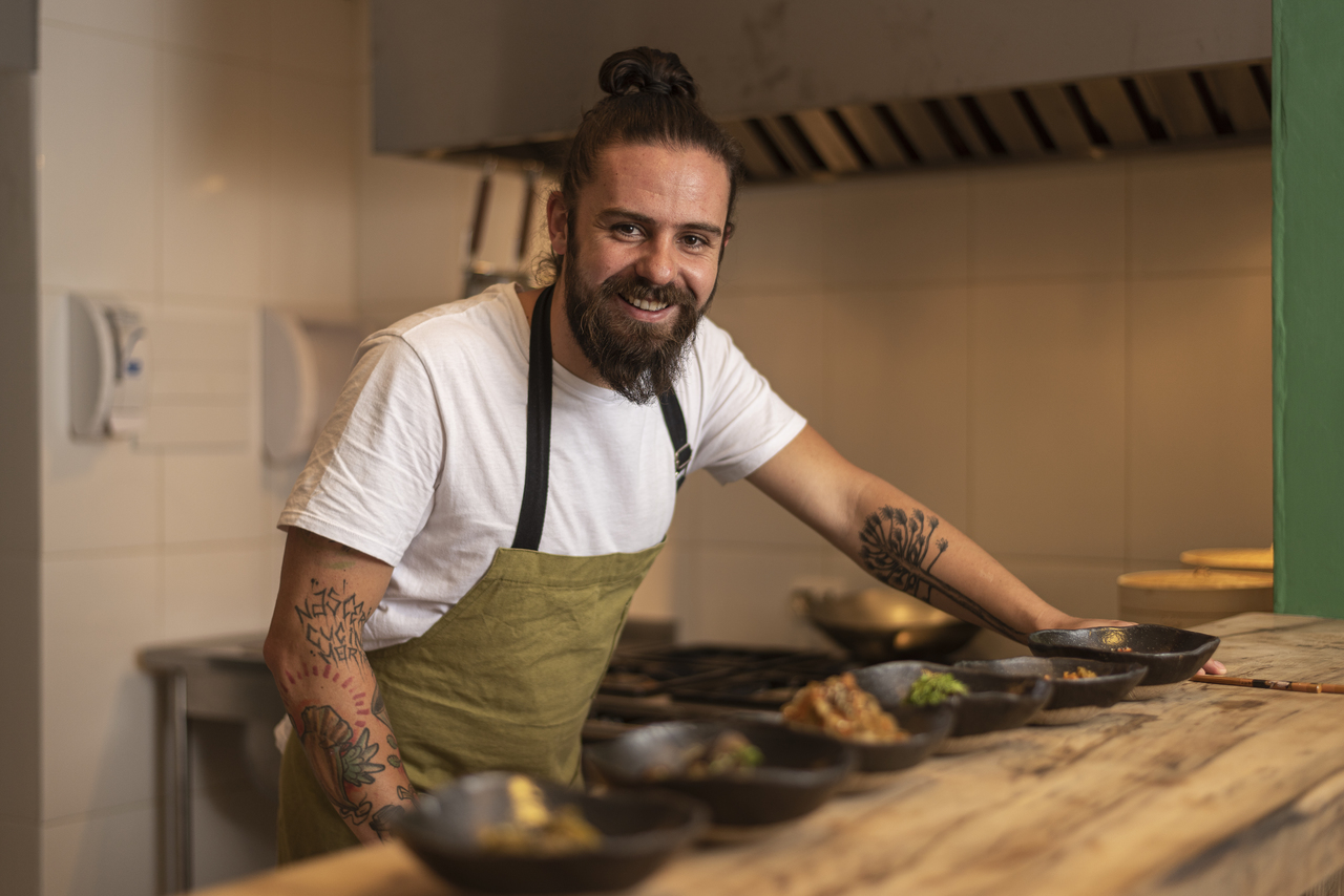 Chef André Pionteke no balcão da cozinha de seu restaurante, o Kitsune. Foto: Fernando Zequinão/Gazeta do Povo Chef André Pionteke no balcão da cozinha de seu restaurante, o Kitsune. Foto: Fernando Zequinão/Gazeta do Povo