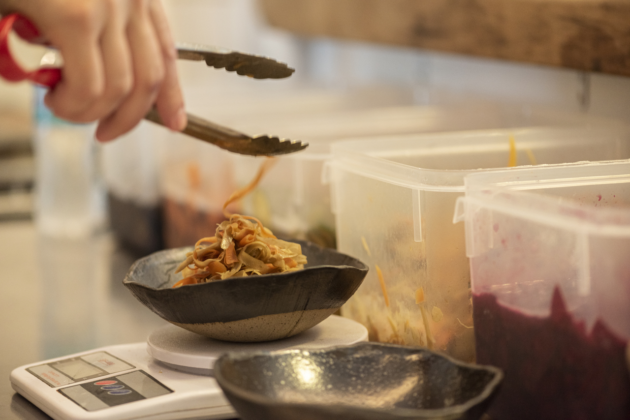 De cardápio enxuto, Kitsune abre em Curitiba com seis conservas, lámen, bao e guioza. Aos poucos, chef André Pionteke ampliará cardápio. Foto: Fernando Zequinão/Gazeta do Povo De cardápio enxuto, Kitsune abre em Curitiba com seis conservas, lámen, bao e guioza. Aos poucos, chef André Pionteke ampliará cardápio. Foto: Fernando Zequinão/Gazeta do Povo