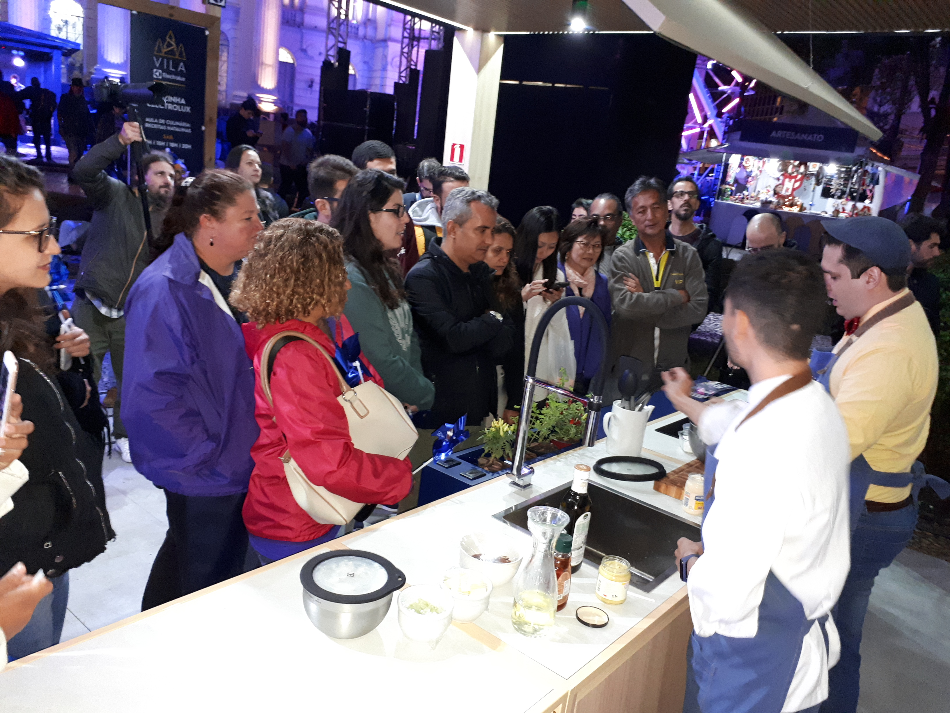 Cozinha montada na Praça Santos Andrade pela Electrolux. Foto: Divulgação Cozinha montada na Praça Santos Andrade pela Electrolux. Foto: Divulgação