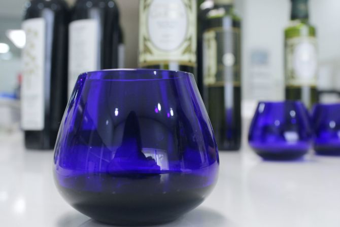 A degustação é feita em recipientes de vidro azulado para que a cor do azeite não influencie a avaliação. Foto: Marina Mori / Gazeta do Povo A degustação é feita em recipientes de vidro azulado para que a cor do azeite não influencie a avaliação. Foto: Marina Mori / Gazeta do Povo