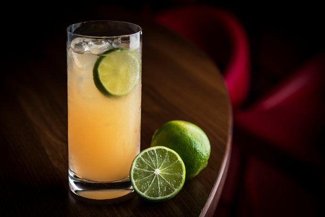 No Lemonade Spritz é possível utilizar
tanto o limão-taiti como o siciliano. Foto: Letícia Akemi/ Gazeta do Povo No Lemonade Spritz é possível utilizar
tanto o limão-taiti como o siciliano. Foto: Letícia Akemi/ Gazeta do Povo