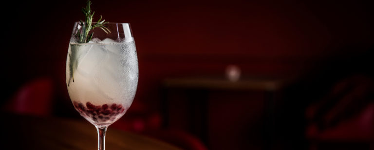A tonalidade do alecrim somado às
sementes de romã no Ginger Gin Tonic
combina com as cores do Natal. Foto: Letícia Akemi/ Gazeta do Povo