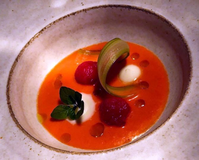 Gaspacho ensinado pelo Mangôo em aula gratuita na Mercadoteca. Foto: Divulgação Gaspacho ensinado pelo Mangôo em aula gratuita na Mercadoteca. Foto: Divulgação