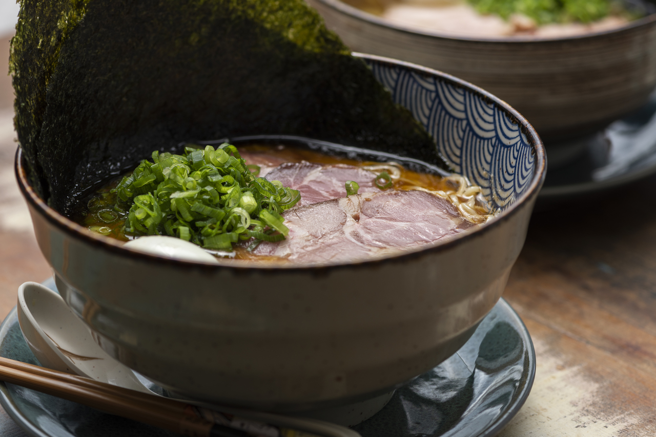 Lámen do Kitsune, com caldo de porco, udon, ovo de gema mole, algas e vegetais. Foto: Fernando Zequinão/Gazeta do Povo Lámen do Kitsune, com caldo de porco, udon, ovo de gema mole, algas e vegetais. Foto: Fernando Zequinão/Gazeta do Povo
