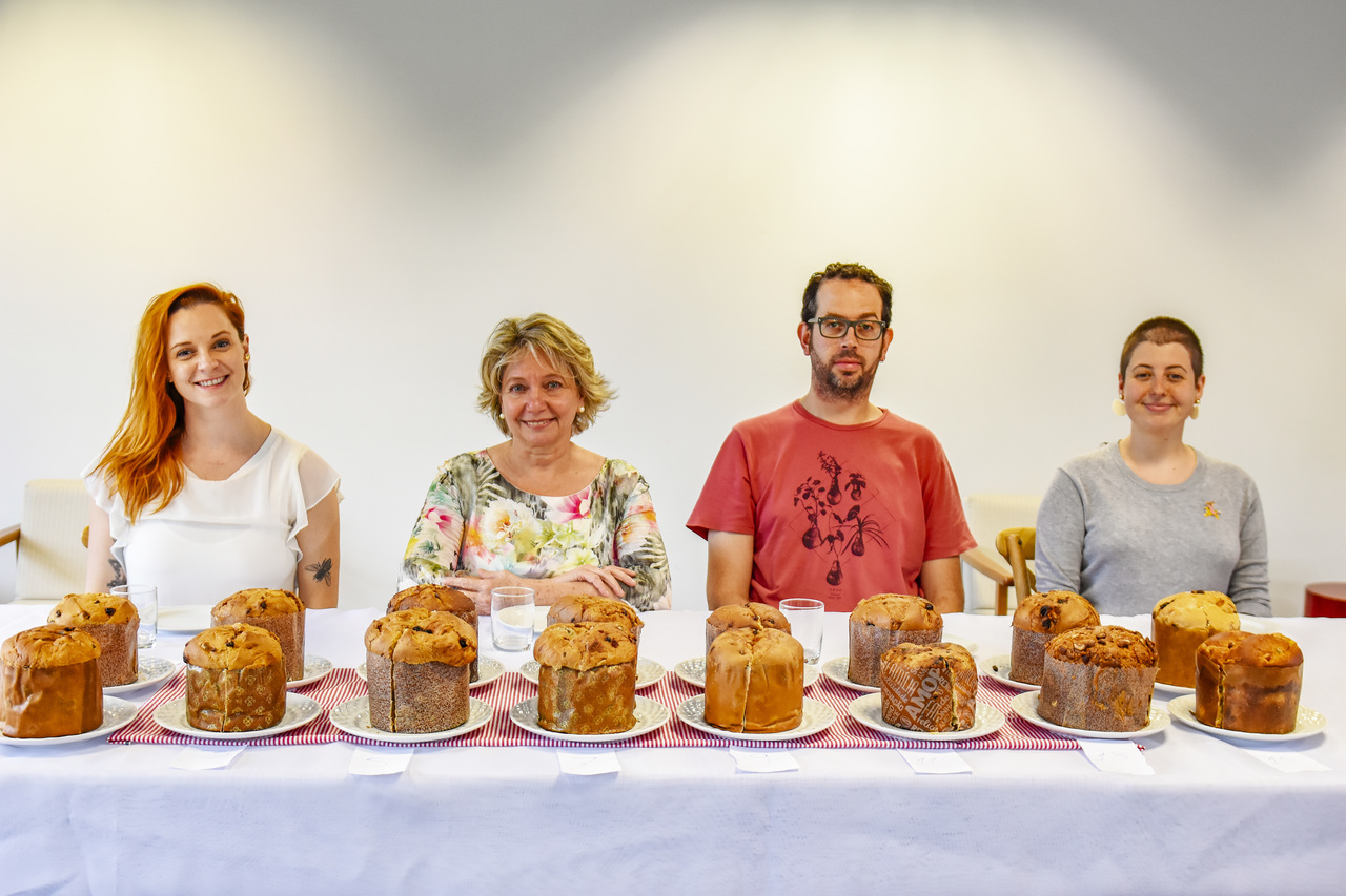 Da esquerda para a direita: Carolina Garofani, Celi Anizelli, André Santi e a repórter do Bom Gourmet Flávia Schiochet. Foto: Nay Klym/Gazeta do Povo Da esquerda para a direita: Carolina Garofani, Celi Anizelli, André Santi e a repórter do Bom Gourmet Flávia Schiochet. Foto: Nay Klym/Gazeta do Povo