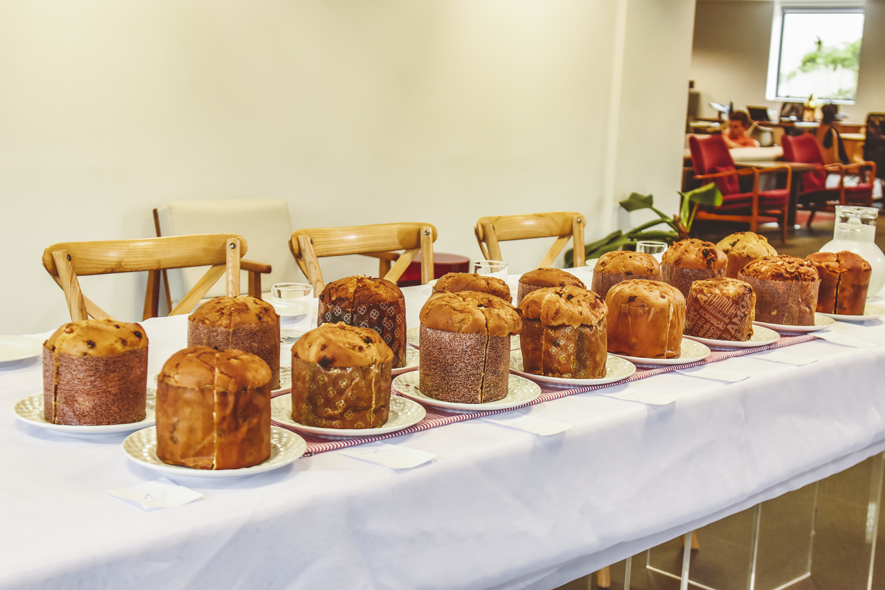 Na degustação às cegas organizada pelo Bom Gourmet, foram provados 16 panetones. Foto: Nay Klym/Gazeta do Povo Na degustação às cegas organizada pelo Bom Gourmet, foram provados 16 panetones. Foto: Nay Klym/Gazeta do Povo