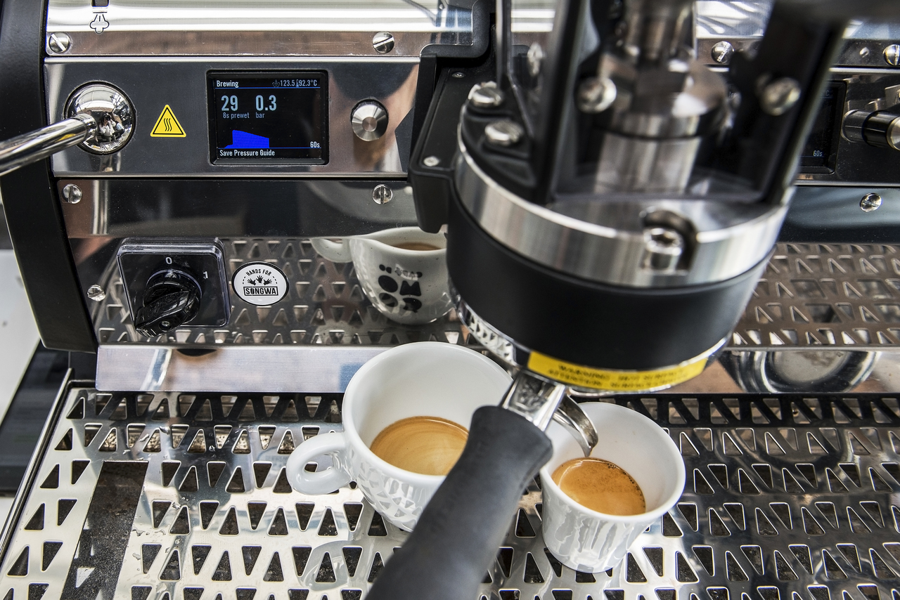 Leva La Marzocco, uma máquina de espresso com regulagem fina e painel digital. Foto: Letícia Akemi/Bom Gourmet Leva La Marzocco, uma máquina de espresso com regulagem fina e painel digital. Foto: Letícia Akemi/Bom Gourmet